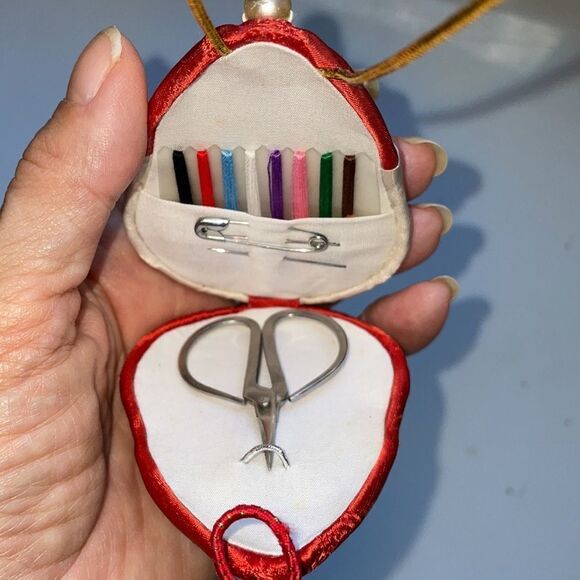 Unique vintage red/white satin Santa Claus face ornament with sewing kit inside - Picture 5 of 5